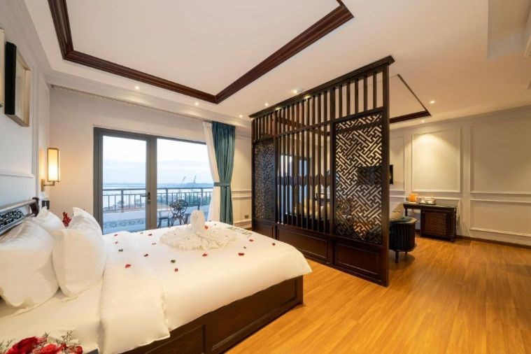 Phòng Royal Honeymoon Suite with balcony